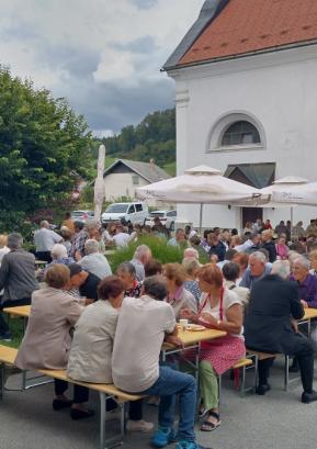 Župnijskega dne na Trati se je udeležilo več kot 350 ljudi FOTO: JURE FERLAN