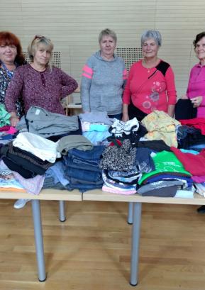 Marija Knafelj (prva z leve) skupaj s prostovoljkami KORK Gorenja vas na eni izmed zbiralnih akcij FOTO: JURE FERLAN