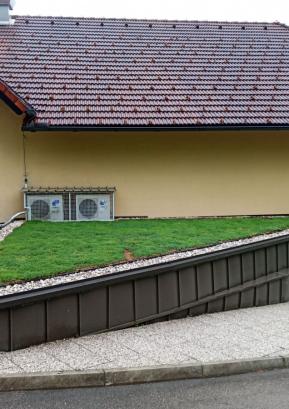 V marcu smo tudi na stavbi centra Čebelarske zveze Slovenije postavili zeleno streho. Foto: Nataša K. Štrukelj