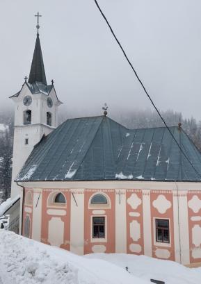Baročna cerkev spreobrnenja apostola Pavla v Stari Oselici je bila sedež župnije točno 150 let. FOTO: JURE FERLAN