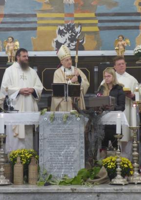 Apostolski nuncij Jean-Marie Speich je blagoslovil spominsko ploščo ob začetku obnove Županuša, ki bo postalo župnišče, za kar so se mu Poljanci zahvalili z darilom. FOTO: JURE FERLAN
