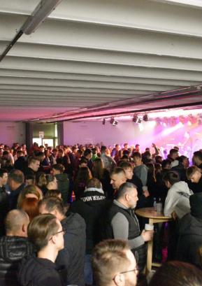 Žurplac Todraž so uradno odprli z veselico s skupino Raubarji. FOTO: ARHIV ZAVODA POLJANSKA DOLINA