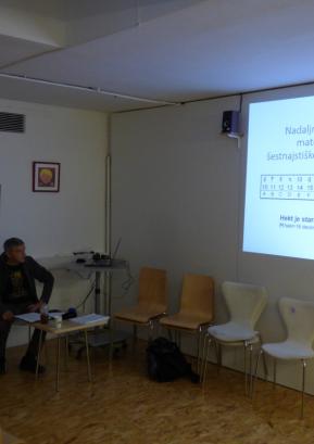 Dušan Škrlep je v škofjeloški knjižnici pojasnjeval svoja jezikoslovna odkritja. FOTO: JURE FERLAN