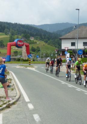 V gorenjevaškem krožišču se stikata večji in manjši krog Maratona Franja, zato tu ne manjka gledalcev. FOTO: JURE FERLAN