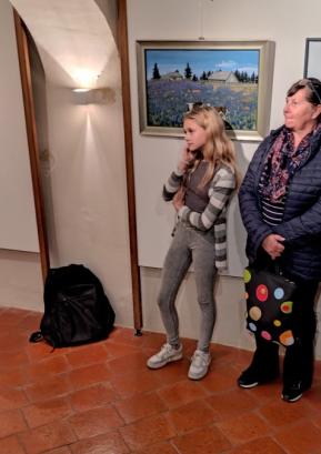 Na odprtju novembrske razstave sta navzoče pozdravili vodja sekcije Zvezdana Kralj (druga z desne) in mentorica Jerneja Kos (levo). FOTO: JURE FERLAN