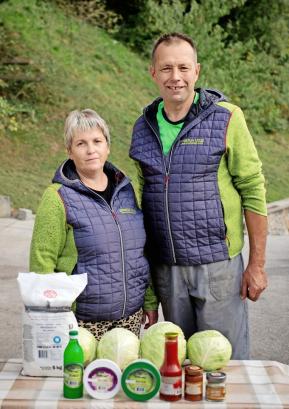 Irena in Igor Bogataj s paleto izdelkov iz zelenjave FOTO: MATIJA TRČEK