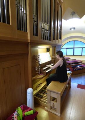 Zala Ažbe med igranjem orgel na recitalu v gorenjevaški cerkvi junija letos FOTO: JURE FERLAN