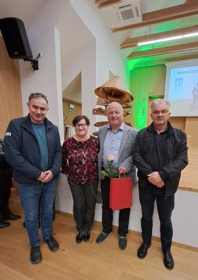 Na podelitvi priznanj Planinske zveze Slovenije (od leve proti desni): Rafael Krvina, Vanja Trček, Drago Trček in Silvo Pivk FOTO: MELITA KOKALJ