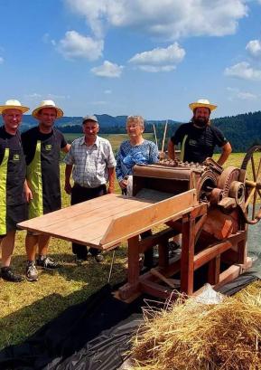 Na Prazniku žetve so letos prvič mlatili z mlatilnico na ročni pogon. FOTO: ŠTEFAN BOGATAJ