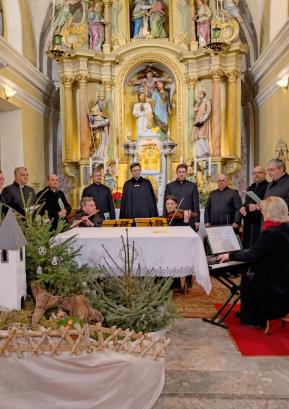 Pevci okteta Oremus so skupaj z instrumentalisti navdušili občinstvo v gorenjevaški cerkvi. Foto: Jure Ferlan