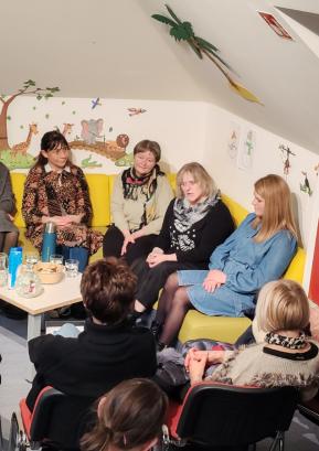 Utrinek s pripovedovalskega večera v Krajevni knjižnici Gorenja vas FOTO: BERNARDA BUH