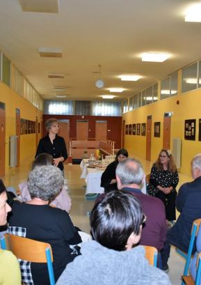 Na odprtju razstave KUD Trata Gorenja vas v avli gorenjevaške šole FOTO: BOJANA STRŽINAR