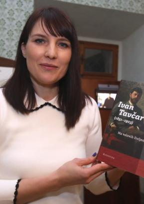 Urška Perenič je v Dvorcu Visoko predstavila svojo novo knjigo z naslovom Ivan Tavčar: Na valovih življenja. FOTO: GORAZD KAVČIČ