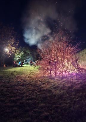 Toplota kresnega ognja je udeležence prijetno ogrela v svežem večeru. Foto: Jožef Čepin