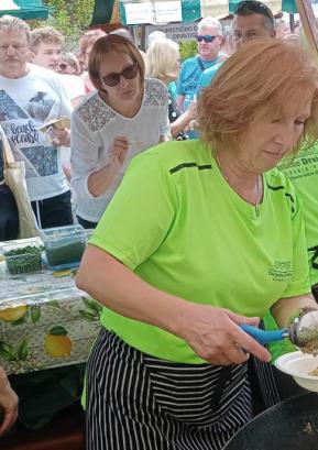 Na festivalu so pripravili pražen krompir z lisičkami, ki je zaščitni znak društva. FOTO: ARHIV DRUŠTVA