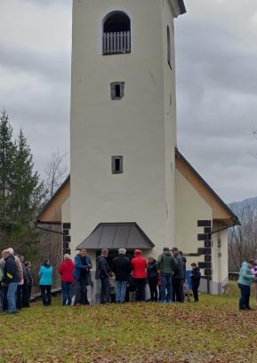 Na Miklavževo so na Svetem Urbanu proslavili zavetnico sveto Barbaro in se spomnili nekdanjih rudarjev, iz zvonika se je oglasilo tudi pritrkovanje. FOTO: JURE FERLAN