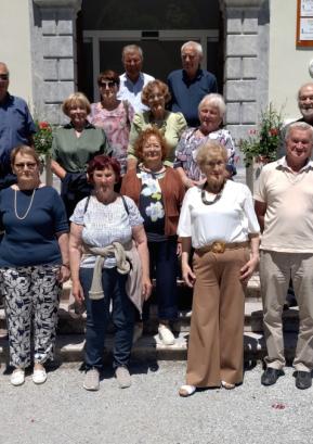 Sošolci iz Gimnazije Škofja Loka so za praznovanje 60. obletnice mature izbrali Dvorec Visoko. FOTO: JURE FERLAN