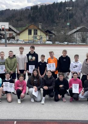 Najboljši atleti 7. razreda z učiteljema športa in ravnateljico FOTO: ARHIV ŠOLE