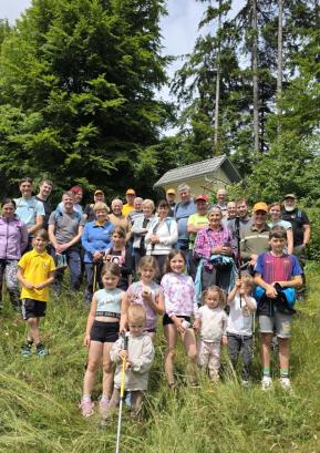 Več kot 50 udeležencev se je zbralo na tradicionalnem srečanju čebelarjev ČD Blegoš. Foto: Martina Kolenc Novak