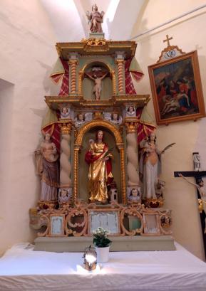 Na oltarju sv. Barbare je med mašo gorela rudarska svetilka. FOTO: JURE FERLAN
