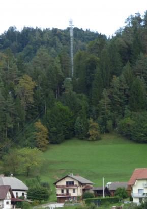 Kovinski stolp nove bazne postaje se dviga nad Hotovljo. FOTO: JURE FERLAN