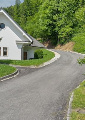 Na Gabrški Gori nadaljujejo obnovo ceste. Foto: Jure Ferlan