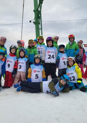 Najmlajši tekmovalci SK Poljane pred startom tekme za Pokal Ciciban na Starem vrhu FOTO: ARHIV SK POLJANE