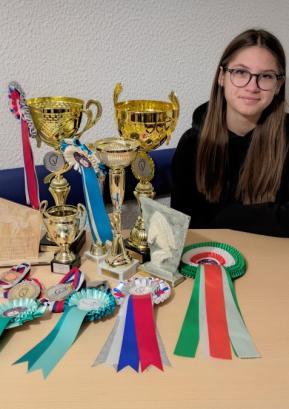 Leni je v konjeniškem športu dosegla že lepo število visokih tekmovalnih uvrstitev. FOTO: JURE FERLAN