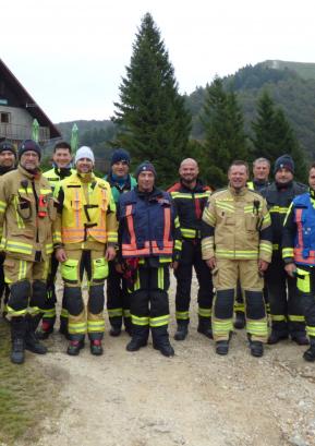 Štab GZ Škofja Loka s pridruženimi člani je vajo vodil z lokacije ob koči na Blegošu. FOTO: JURE FERLAN