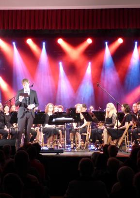 Koncert Pihalnega orkestra Alpina Žiri je v dvorano Sokolskega doma privabil številno občinstvo. FOTO: JURE FERLAN