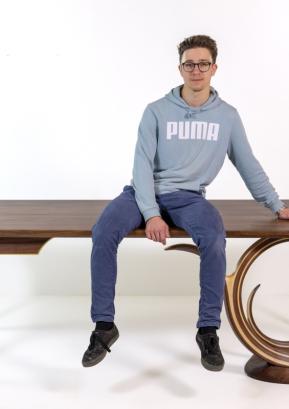 Tobija Štalec je idejo za mizo s krivljeno nogo dobil na YouTubu. FOTO: DIMITRIJ JERAJ