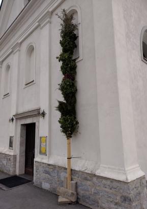 Poljanski skavti so s ponosom postavili butaro velikanko pred pročelje cerkve na Trati v Gorenji vasi. FOTO: JURE FERLAN