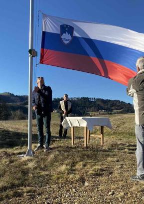 Pri Podčrtarju v Podjelovem Brdu od konca lanskega leta plapola slovenska zastava.