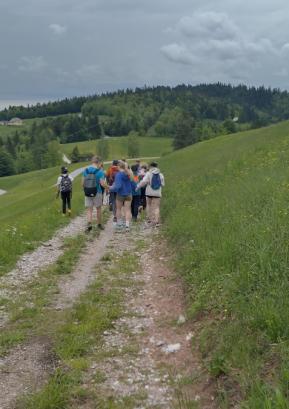 Pot po sledeh gradnje Rupnikove linije vodi po pobočjih Žirovskega vrha, od koder se odpirajo čudoviti razgledi. Foto: Jure Ferlan