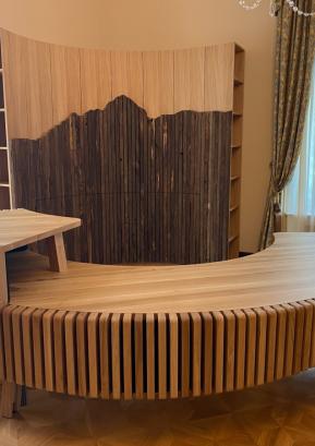 V pisarni Viševnik kraljuje miza, v celoti izdelala iz hrasta, posekanega v Čabračah. FOTO: OSEBNI ARHIV