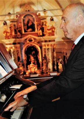 Organist Maksimilijan Rupnik je prejel nadškofijsko priznanje za 35 let orglanja in vodenja cerkvenega pevskega zbora v Stari Oselici. Foto: arhiv Maksimilijana Rupnika