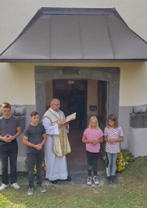 Nova vrata in nadstrešek je blagoslovil tratarski župnik Marjan Lampret. FOTO: JURE FERLAN
