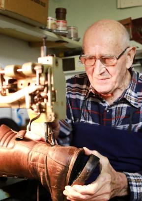 Gregorij Pustovrh – eden zadnjih nosilcev tradicije nekdanjega gorenjevaškega Čevljarja, ki še dandanes popravi marsikateri par čevljev. Foto: Vito Debelak