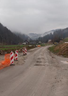 Direkcija za infrastrukturo je konec februarja začela obnavljati še nov odsek ceste proti Todražu. FOTO: JURE FERLAN