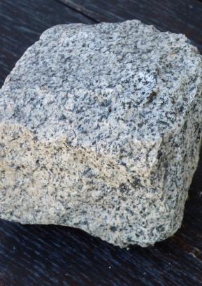 Granitna (ali granodioritna) kocka iz tlaka na mostu čez Soro