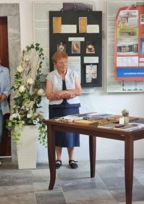 Dušan Škrlep je zbranim predstavil jezikovne značilnosti poljanskega narečja. FOTO: MATEJA RANT