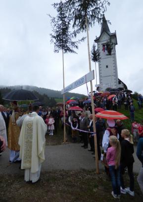 Zbrana množica po slovesnem bogoslužju v cerkvi sv. Jurija na Volči spremlja še blagoslov ceste. Foto: Jure Ferlan
