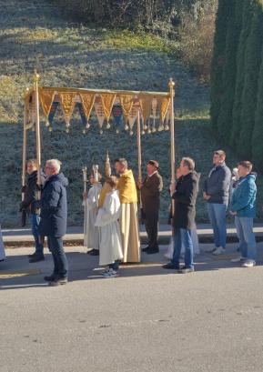 Prvič po drugi svetovni vojni je duhovnik z monštranco stal na mestu glavnega oltarja nekdanje cerkve, prizor s procesije ob zaključku misijona. FOTO: JURE FERLAN