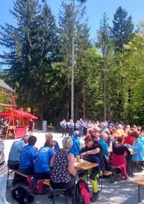 Pohodnike je pred Domom nad Zalo pozdravila budnica Pihalnega orkestra Alpina Žiri. Foto: arhiv TD Žirovski Vrh