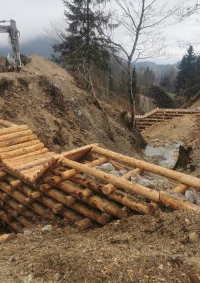Gradnja pregrad pod mostom na Lazah FOTO: LIDIJA RAZLOŽNIK ČEFERIN