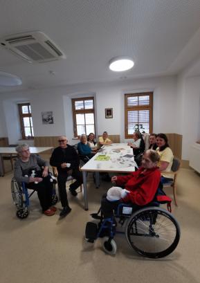 Prijetno druženje uporabnikov in zaposlenih v Hiši generacij ob kavi, branju in družabnih igrah FOTO: LIDIJA RAZLOŽNIK ČEFERIN