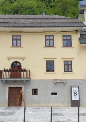 Šubičeva hiša in ploščad pred njo bosta 21. junija gostili Likovni živžav. Foto: Jure Ferlan