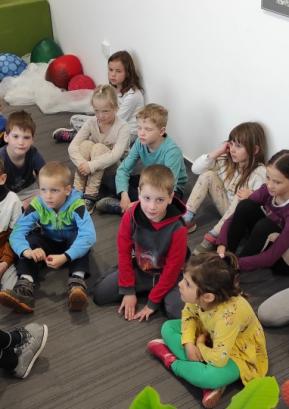 Otroci so prisluhnili zgodbi o zmajih. FOTO: ARHIV KNJIŽNICE