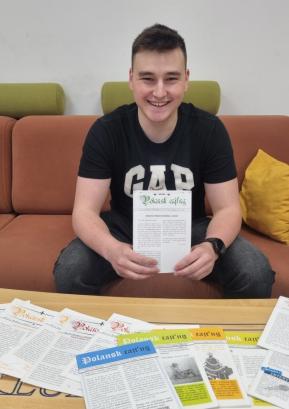 Jakob Jezeršek s Polanskimi cajtngi. / FOTO: MATEJA RANT