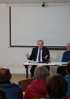 Publika je pozorno prisluhnila besedam prof. dr. Jožeta Balažica. FOTO: JURE FERLAN